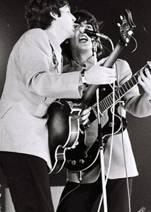 Os beatles Paul Mccartney e George Harrison