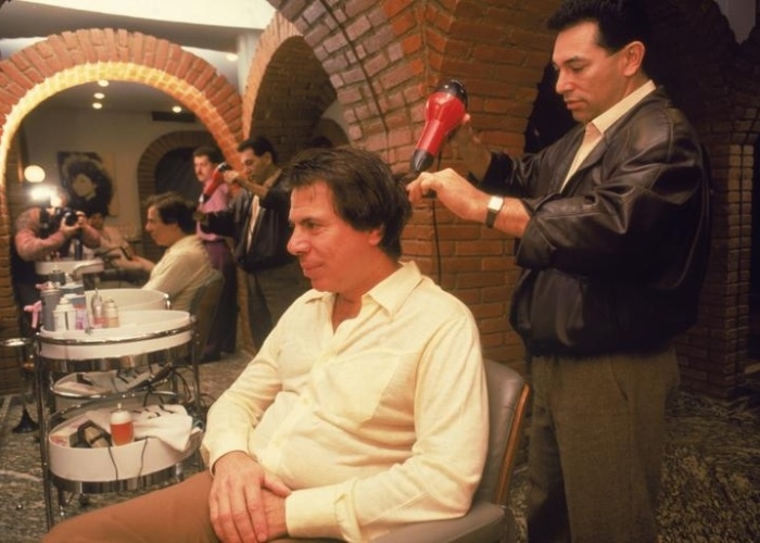 10.jul.2013 - A revista "Caras" selecionou uma lista com algumas imagens divertidas do apresentador Silvio Santos. Na foto acima, Silvio aparece cortando o cabelo com o cabeleireiro Jassa, no início dos anos 2000 - Reprodução