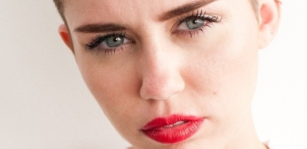 9.set.2013 - Miley Cyrus não para de ousar; apenas de calcinha e top, a atriz fez caras e bocas com um cigarro e exibiu o corpo tatuado para o fotógrafo Terry Richardson