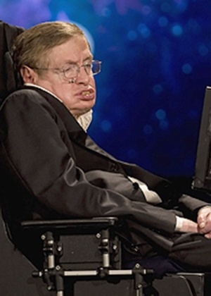 O físico britânico Stephen Hawking sofre de uma grave doença conhecida como esclerose amiotrófica, que causa a morte dos neurônios responsáveis pelas atividades motoras - AFP
