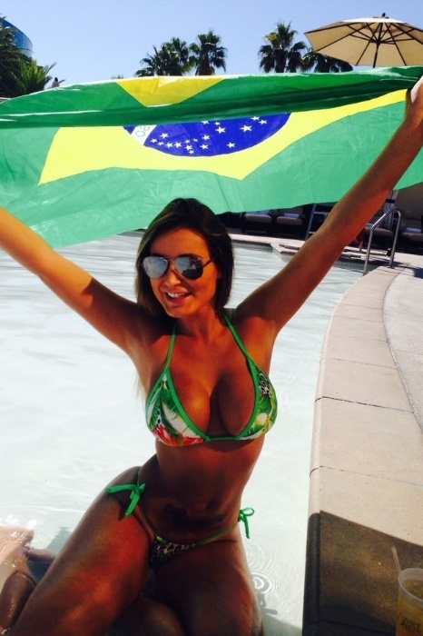 12.out.2013 - Além de exibir as curvas á beira de uma piscina em um hotel em Las Vegas, nos Estados Unidos, Andressa Urach aproveitou para posar com a bandeira do Brasil
