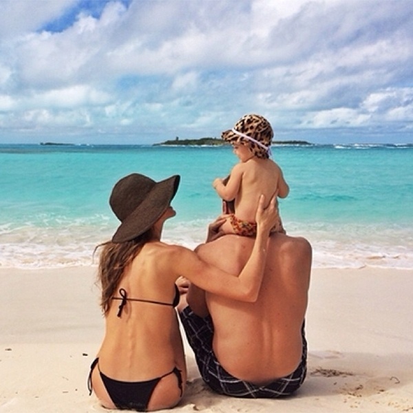 11.nov.2013 - A modelo Gisele Bündchen curtiu praia paradisíaca ao lado do marido, o jogador Tom Brady, e da filha, Vivian - Reprodução/Instagram