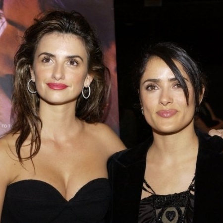 A amizade de Salma Hayek e Penélope Cruz vai além das telonas. Segundo Penélope, as duas são "quase irmãs" - Amanda Edwards/Getty Images/AFP