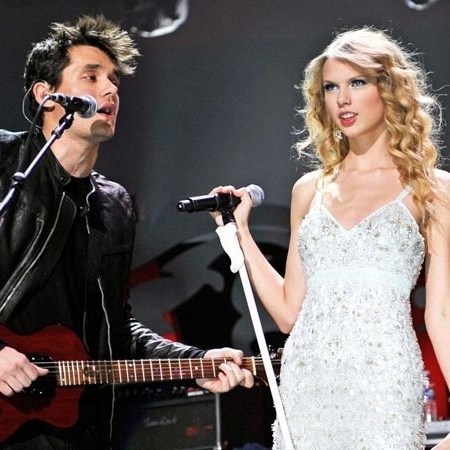 Taylor Swift e John Mayer tiveram um rápido namoro em 2009.