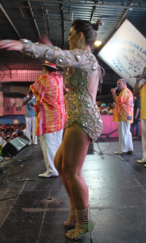 7.dez.2013 - A ex-panicat Tânia Oliveira se apresentou com a Tom Maior no lançamento do CD oficial com os sambas-enredo para o Carnaval de 2014 de São Paulo. A gata, que recentemente recebeu o título de diva da agremiação, mostrou que tem samba no pé, além esbanjar beleza e carisma