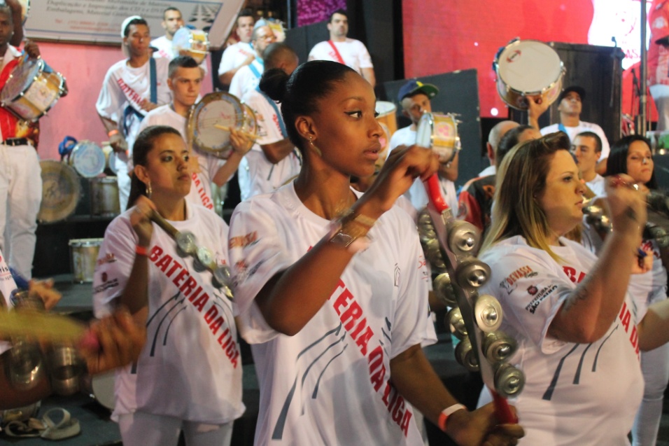 7.dez.2013 - Bateria unificada, formada por integrantes das 22 escolas do grupo  especial e de acesso, toca durante lançamento do CD com sambas-enredo para o Carnaval de 2014 de São Paulo