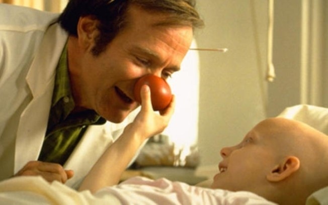 Robin Williams interpretou o médico e palhaço norte-americano Patch Adams na cinebiografia "Patch Adams - O Amor é Contagioso" (1998) - Reprodução