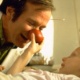 Robin Williams interpretou o médico e palhaço norte-americano Patch Adams na cinebiografia "Patch Adams - O Amor é Contagioso" (1998) - Reprodução