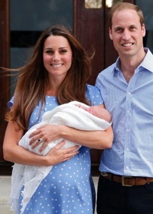 Túnel do tempo: Kate Middleton e príncipe William apresentam o bebê George, em 2013
