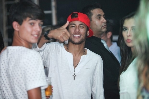 01.jan.2014 - De acordo com o site Ego, Neymar passou a virada do ano com o pai em Balnerio Cambori (SC). Mesmo com vrios boatos, o craque e Bruna Marquezine negam o trmino do namoro. No entanto, Bruna virou o ano longe no jogador: a gata passou a data com amigos, no Rio de Janeiro