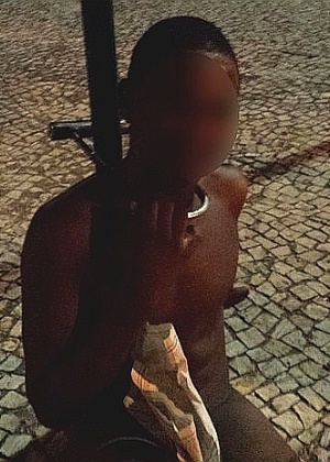 Imagem de adolescente de 16 anos nu e preso a um poste por uma trava de bicicleta na Av. Rui Barbosa, no Flamengo, no Rio de Janeiro - Reprodução/Facebook