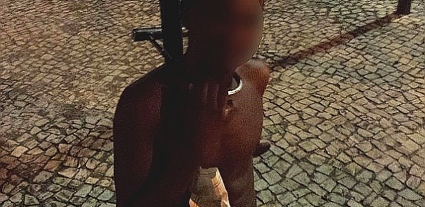 O adolescente de 16 anos foi preso a um poste por uma trava de bicicleta na avenida Rui Barbosa, no Flamengo - Reprodução/Facebook