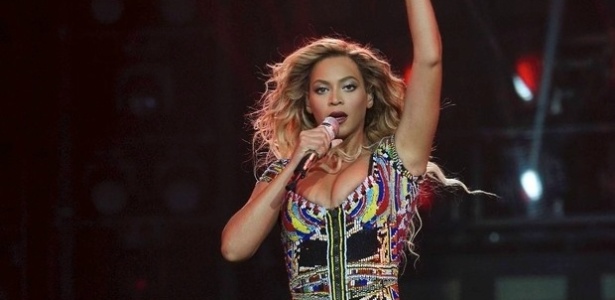 Beyoncé comenta a pressão de estar sempre bonita em gravação do clipe "Pretty hurts