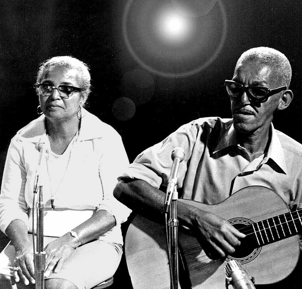 Na imagem, Cartola e Dona Zica posam durante participação no programa 'Ensaio' (1973) - Divulgação/TV Cultura)