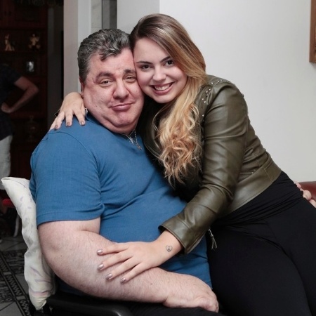 4.abr.2014 - Gerson Brenner posa ao lado da filha mais velha, Anna Haas. Afastado da teledramaturgia, o ator, que foi um dos galãs das novelas nos anos 90, não pretende ficar parado. Aos 54 anos e com muita luta para recuperar parte dos movimentos e da fala, Gerson Brenner quer realizar um dos sonhos de sua vida: voltar a trabalhar no meio artístico como diretor - Divulgação/Conta Mais - Divulgação/Conta Mais