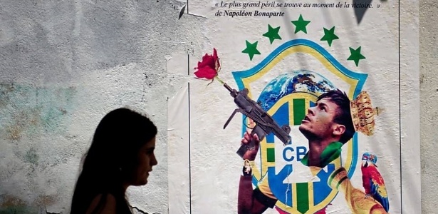 Grafite em muro do Rio de Janeiro, que traz imagem do jogador Neymar segurando uma arma, acompanhada de uma frase de Napoleão Bonaparte: "o maior perigo se dá no momento da vitória" - Cristophe Simon/AFP