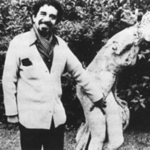 1956 - Gabriel García Márquez (esq.) e o poeta chileno Pablo Neruda (1904-1973) em Paris. Gabriel García Márquez descobriu sua veia literária ao ler "A Metamorfose", de Kafka. "Eu não sabia que era possível fazer isso, mas, se assim for, eu estou interessado em escrever", disse ele - Reprodução