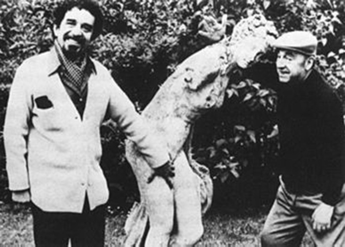 1956 - Gabriel García Márquez (esq.) e o poeta chileno Pablo Neruda (1904-1973) em Paris. Gabriel García Márquez descobriu sua veia literária ao ler "A Metamorfose", de Kafka. "Eu não sabia que era possível fazer isso, mas, se assim for, eu estou interessado em escrever", disse ele - Reprodução