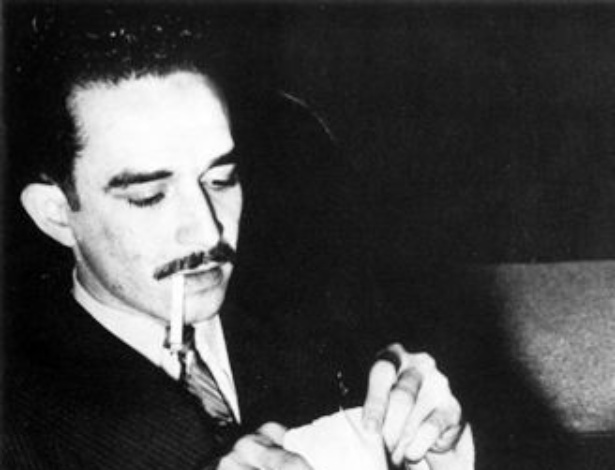 Anos 50 - Gabriel García Márquez em foto da época de jornalista. O escritor foi correspondente na Europa e em Nova York (EUA), onde foi perseguido pela CIA por causa de sua ligação com Fidel Castro. Começou a carreira no jornalismo em 1948, em Cartagena. Aos 20 anos, o escritor foi estudar Ciências Políticas e Direito na Universidade de Bogotá, mas abandou o curso sem terminá-lo - Reprodução/El Espectador