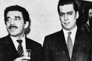 Em foto dos anos 70, Gabriel García Márquez (esq.) posa com o escritor peruano Mario Vargas Llosa, de quem foi amigo e camarada marxista. A amizade dos escritores acabou na porta de um cinema, quando Llosa socou Gabriel - Reprodução - Reprodução