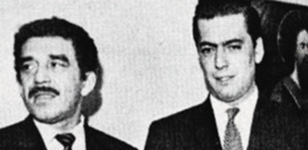 Em foto dos anos 70, Gabriel García Márquez (esq.) posa com o escritor peruano Mario Vargas Llosa. Eram apenas dois dos agenciados por Carmen Balcells - Reprodução