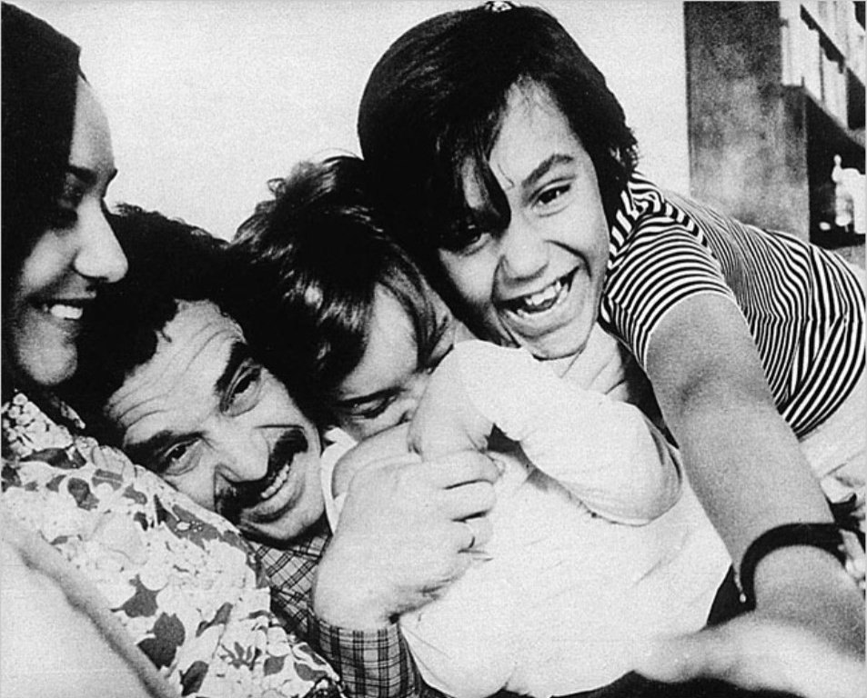 Em foto sem data, Gabriel García Márquez posa com a mulher, Mercedes Bacha García, e com os filhos, Ricardo e Gonzalo - Reprodução