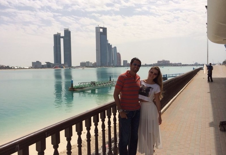 16.abr.2014 - Latino e Rayanne Morais divulgaram momentos românticos durante a viagem de lua de mel de 15 dias que o casal fez para Dubai, nos Emirados Árabes. Eles se casaram em uma cerimônia realizada em um dos luxuosos salões do Hotel Copacabana Palace, no Rio, no dia 12 de março.