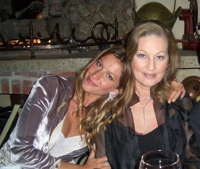 Gisele Bündchen posa com a mãe, Vânia. A imagem foi divulgada pela modelo em maio de 2012. "Mãe, obrigada por ser a melhor mãe do mundo. Eu te amo muito! Feliz dia das mães!", escreveu a top