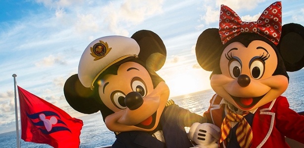 Com trajes de capitão, Mickey e Minnie são os responsáveis pela diversão a bordo do cruzeiro Disney Magic - Divulgação/WDW