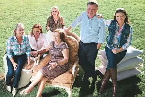 7) Maggi - A família Maggi, que atua no ramo de produção de soja, possui uma fortuna estimada em US$ 4,9 bilhões. Quatro parentes da família são bilionários. Na imagem acima, a matriarca Lucia Borges Maggi (uma das bilionárias da família) aparece sentada rodeada pelos filhos (da esq. para a dir.) Fátima, Rosangela, Marli e Blairo (também bilionários) e Vera. Além de bilionário, Blairo Maggi também é senador por Mato Grosso. Itamar Locks, marido de Verra Maggi, é CEO do grupo Maggi e o outro bilionário da família - Reprodução - Reprodução