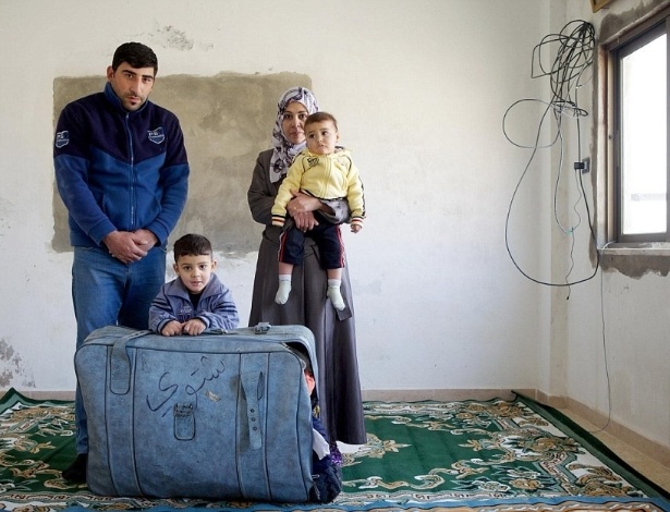 20.mai.2014 - "A Vida e Uma Mala de Viagem"  (no original, "Life and a Suitcase"), um registro de uma família de refugiados sírios, conquistou o 2º lugar na categoria "Retrato" do Head On Photo Festival 2014 - Richard Wainwright/Reprodução/Daily Mail