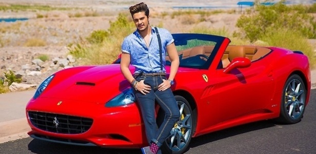 Luan Santana em frente a um dos seus carros de luxo (Foto Reprodução/Internet)