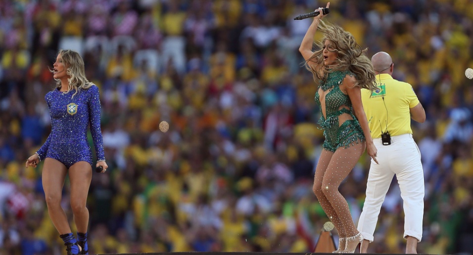 12.jun.2014 - Claudia Leitte, Jennifer Lopez e rapper PitBull na cerimônia de abertura da Copa