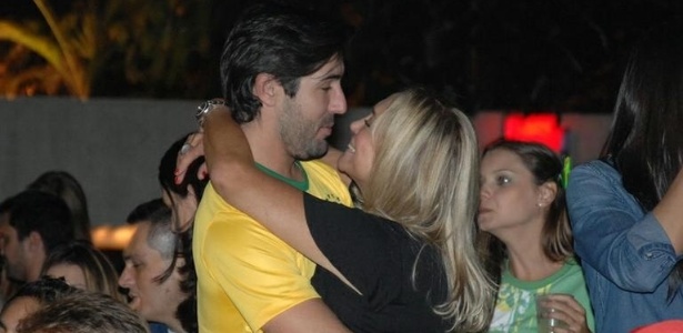 Susana Vieira e Sandro Pedroso não estão mais juntos. O casal se reaproximou durante jogo do Brasil e Camarões na Copa