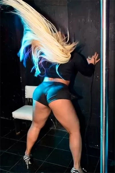17.jul.2014 - Yani de Simoni, mais conhecida como Mulher Filé, capricha na performance no pole dance em uma casa noturna no Rio de Janeiro. A funkeira está se dedicando à arte da dança na barra para a gravação de seu novo clipe, "Striptease"