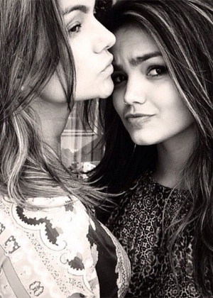 28.jul.2014 - Em nova foto postada na web, Kelly Key mostrou, mais uma vez, que a filha Suzanna Freitas herdou a beleza da mãe. "Mexendo no rolo da câmera e encontro essa foto. Gostei!", disse Kelly na legenda da imagem publicada em sua conta no Instagram na noite de segunda-feira (28). A jovem de 17 anos é fruto do relacionamento da cantora com Latino. Nos comentários, os fãs destacaram a beleza e a semelhança entre mãe e filha. "Nossa, que mais parecem irmãs, duas adolescentes", escreveu um. "Eu nunca vi mãe e filha se parecerem tanto. Nossa!", comentou outra - Reprodução / Instagram - Reprodução / Instagram