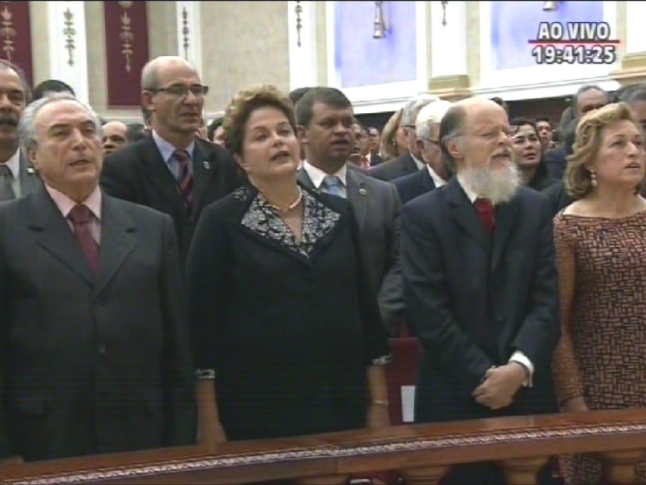 31.jul.2014 - A presidente Dilma Rousseff (no centro), o vice Michel Temer (à esquerda), o bispo Edir Macedo (de barba), e sua mulher, Ester Bezerra, participam da cerimônia de inauguração do Templo de Salomão.