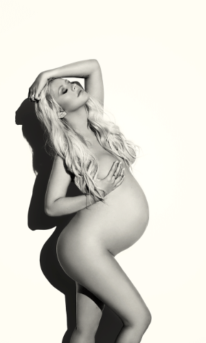 1.ago.2014 - Aos 33 anos e grávida de nove meses, a cantora Christina Aguilera posou nua para um ensaio especial para a capa da revista V Magazine. Grávida do segundo filho, a gata diz que não se importa com os efeitos da gravidez em seu corpo. "Como mulher, tenho orgulho de abraçar meu corpo em todas as fases da gravidez. Sou destemida e confiante e não tenho problemas em me render ao que o futuro espera para meu corpo", afirmou em entrevista à publicação