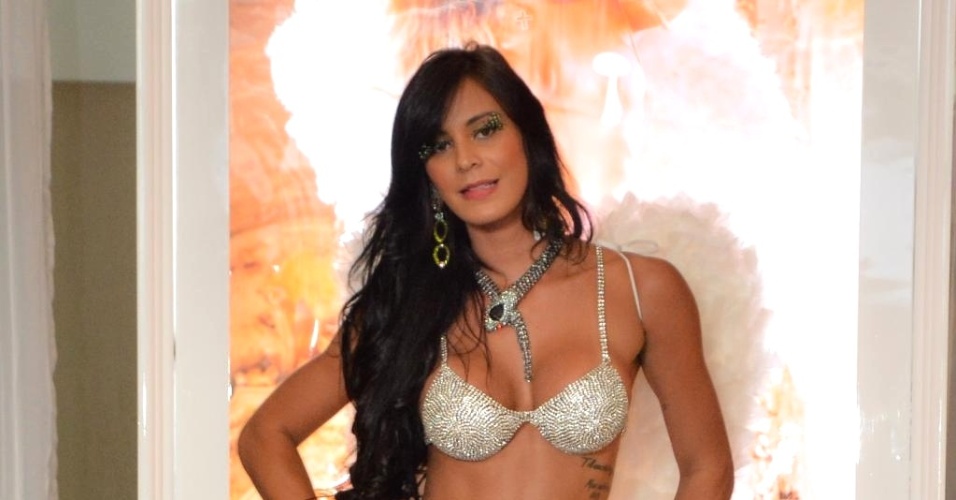 4.ago.2014 - A ex-Gata do Paulistão Lorena Bueri arrasou no look sensual com uma lingerie de R$ 10 mil em um desfilo em uma sexy shop de São Paulo