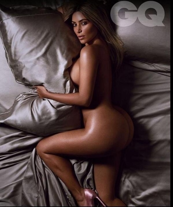 3.set.2014 - Famosa pelas suas belas curvas, a modelo Kim Kardashian foi eleita a mulher do ano pela revista britânica GQ. "Obrigado, GQ, por me eleger a Mulher do Ano, me sinto muito honrada!", agradeceu a gata em sua conta no Instagram, que conta com mais de 19 milhões de seguidores. Para celebrar, fotos de um ensaio sensual especial da gata foram divulgadas na internet - Divulgação