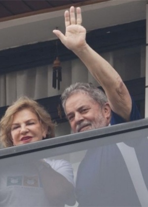 Lula na sacada de seu apartamento, em São Bernardo do Campo, junto com dona Marisa - Gabo Morales/Folhapress