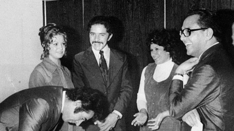 1974 - Apenas com bigode, Lula registra em cartório o casamento com Marisa Letícia da Silva (esq.) - Reprodução