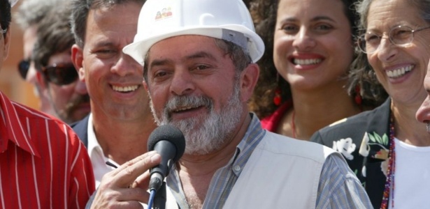 Lula visita obras de construção em 2004: para ele, Lava Jato minou construção civil - Eduardo Knapp - 19.set.2004/Folhapress
