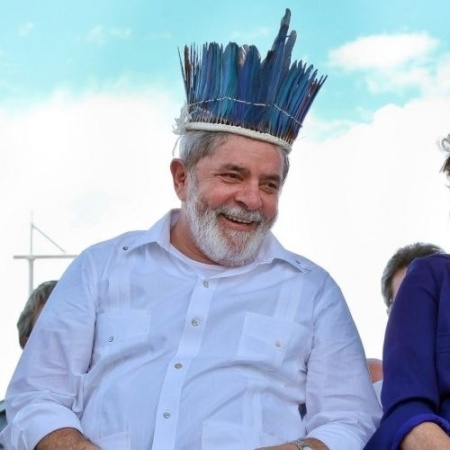 24.set.2011 - Lula, ao lado da presidente Dilma, usa cocar indígena em inauguração de ponte em Manaus - AFP
