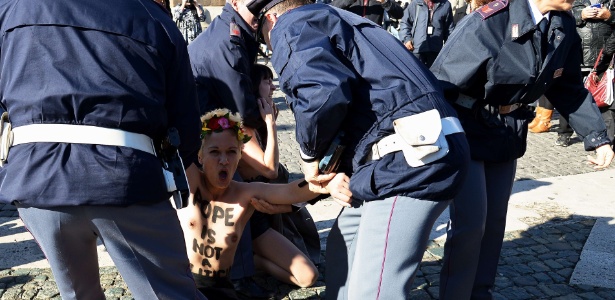 Ativistas do Femen são detidas após protesto na praça São Pedro, no Vaticano - Alberto Pizzoli/ AFP