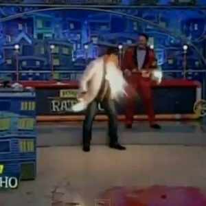 Luis Ricardo se queima ao vivo no "Programa do Ratinho", do SBT