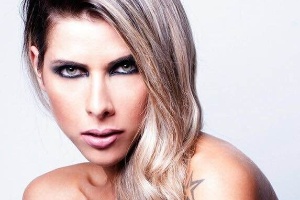 De topless, Ana Paula Minerato posa sensual em ensaio realizado em São