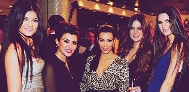 Kim Kardashian com as quatro irmãs, com quem protagoniza o reality "Keeping Up with the Kardashians"