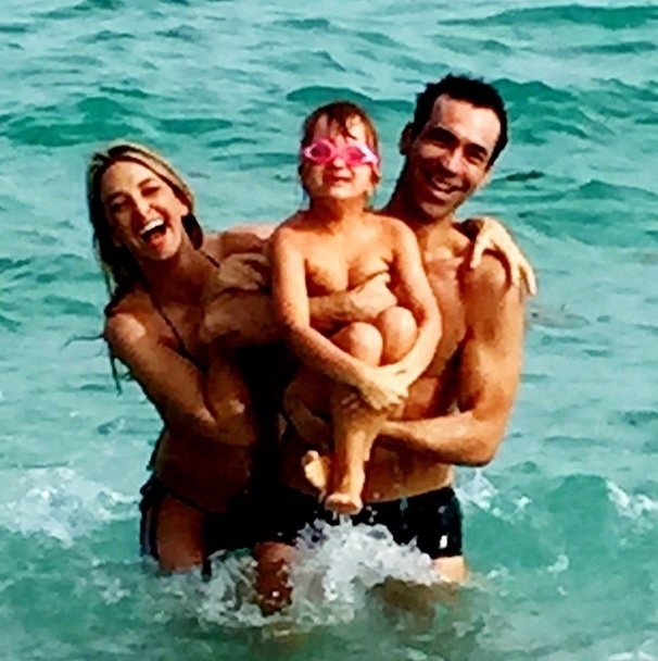 4.jan.2015 - Em Miami, Ticiane Pinheiro e César Tralli posam com Rafaella, fruto do relacionamento da apresentadora com Roberto Justos