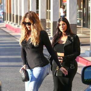 15.jan.2014 - A socialite Kim Kardashian com a irmã Khloé (de jeans)